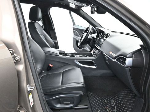 Used 2017 Jaguar F-PACE Premium image 31
