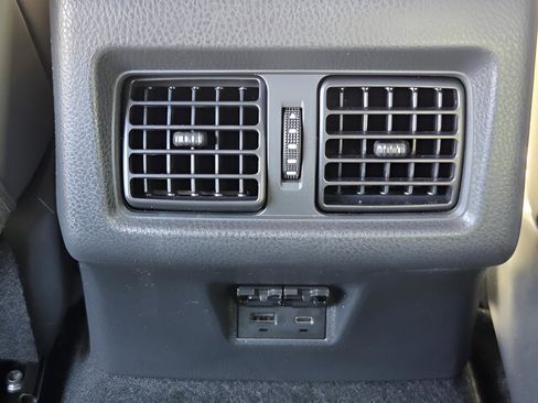 Used 2025 Toyota Camry SE image 13