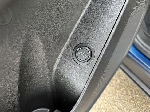 Used 2020 Chevrolet Equinox LT w/ Driver Convenience Package image 23