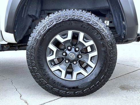 Used 2016 Toyota Tacoma TRD Sport image 22