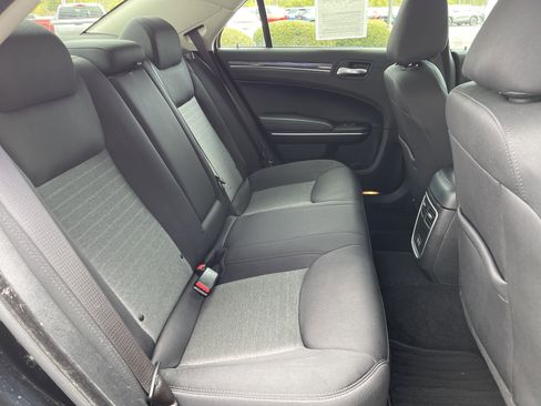 Used 2022 Chrysler 300 Touring image 32