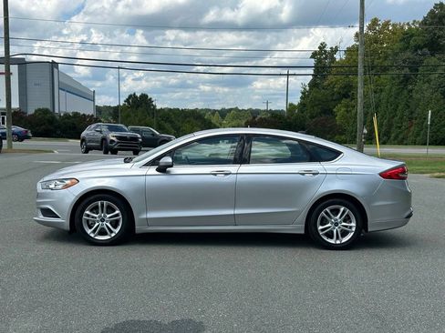 Used 2018 Ford Fusion SE w/ Fusion SE Technology Package FWD image 2