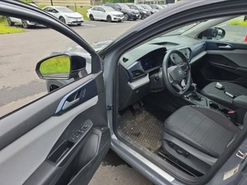 Used 2023 Volkswagen Taos SE w/ Panoramic Sunroof Package FWD image 3