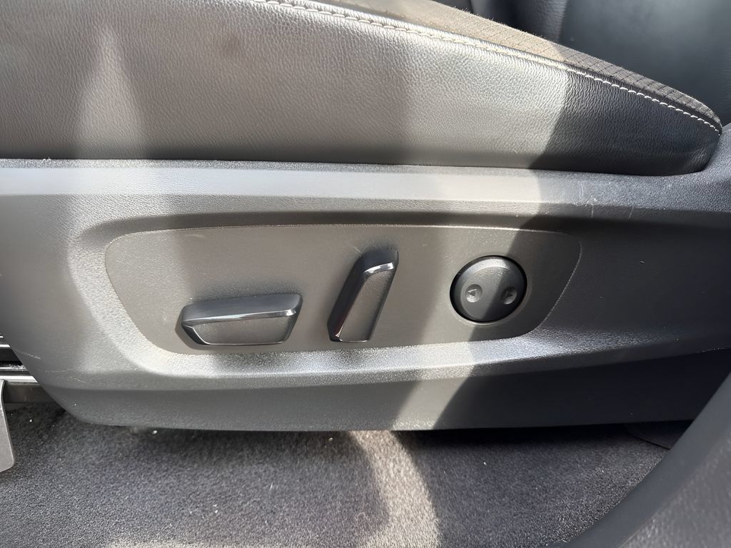Used 2022 Nissan Pathfinder SL AWD/4WD image 18