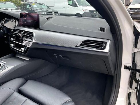 Used 2019 BMW 530e w/ M Sport Package image 18