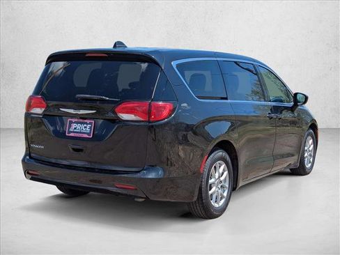 Used 2022 Chrysler Voyager LX FWD image 5