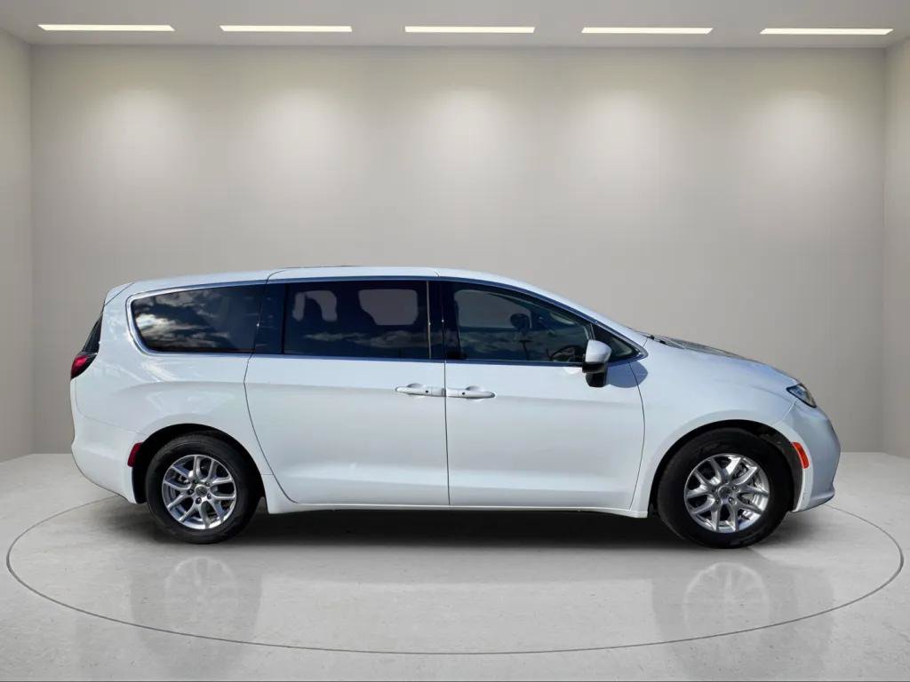 Used 2023 Chrysler Pacifica Touring-L FWD image 5
