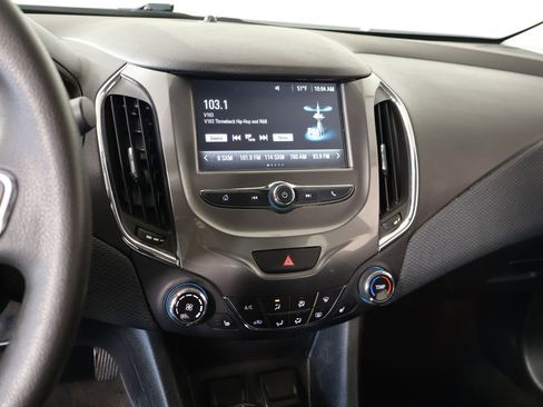 Used 2018 Chevrolet Cruze LT w/ Convenience Package image 5