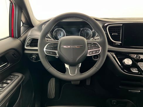 New 2026 Chrysler Pacifica Select image 12