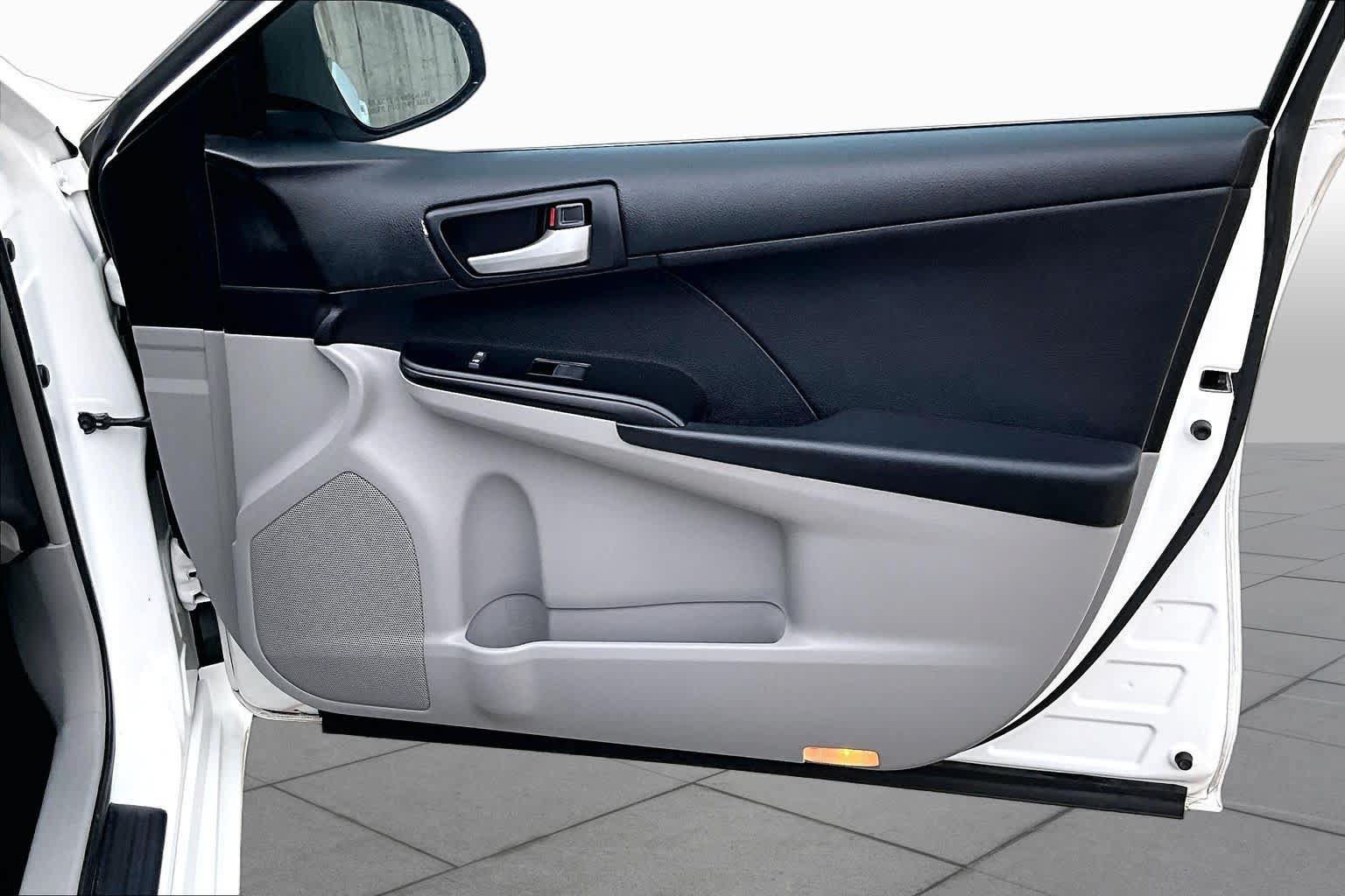 Used 2012 Toyota Camry LE FWD image 23