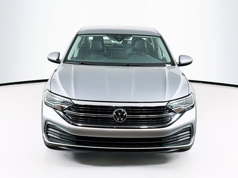 Used 2024 Volkswagen Jetta SE image 2