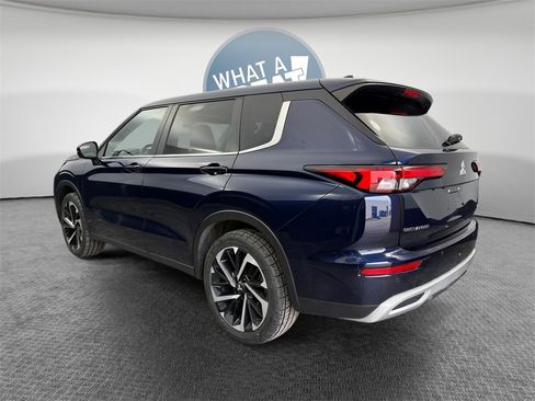 Used 2022 Mitsubishi Outlander SE image 6
