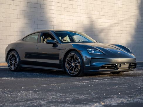 Used 2025 Porsche Taycan image 8