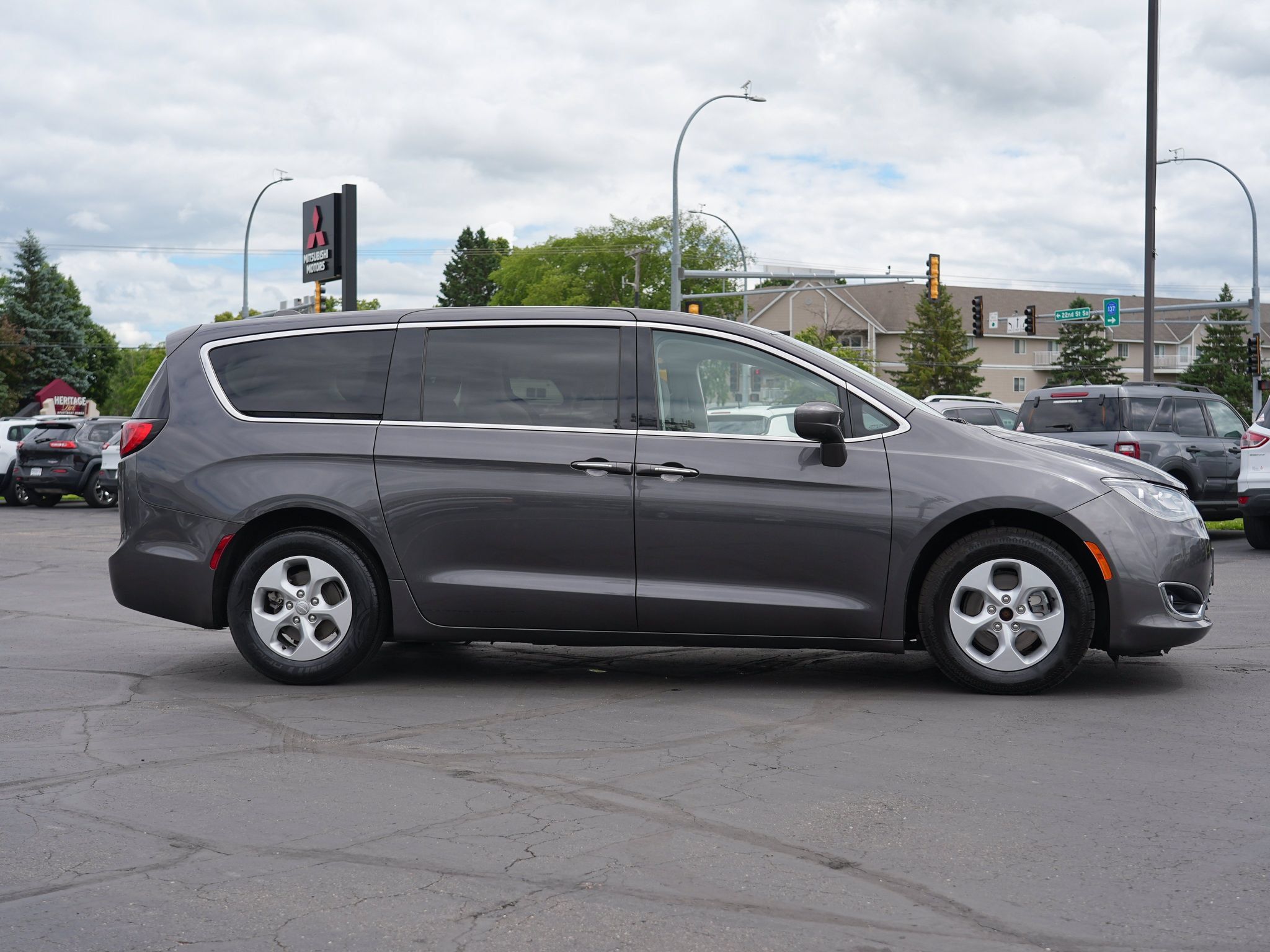 Used 2017 Chrysler Pacifica Touring Plus FWD image 2