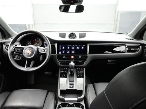 Certified 2025 Porsche Macan AWD/4WD image 18