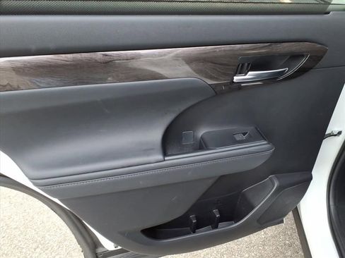 Used 2023 Toyota Highlander Platinum image 22