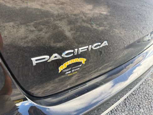 Used 2024 Chrysler Pacifica Touring-L FWD image 16
