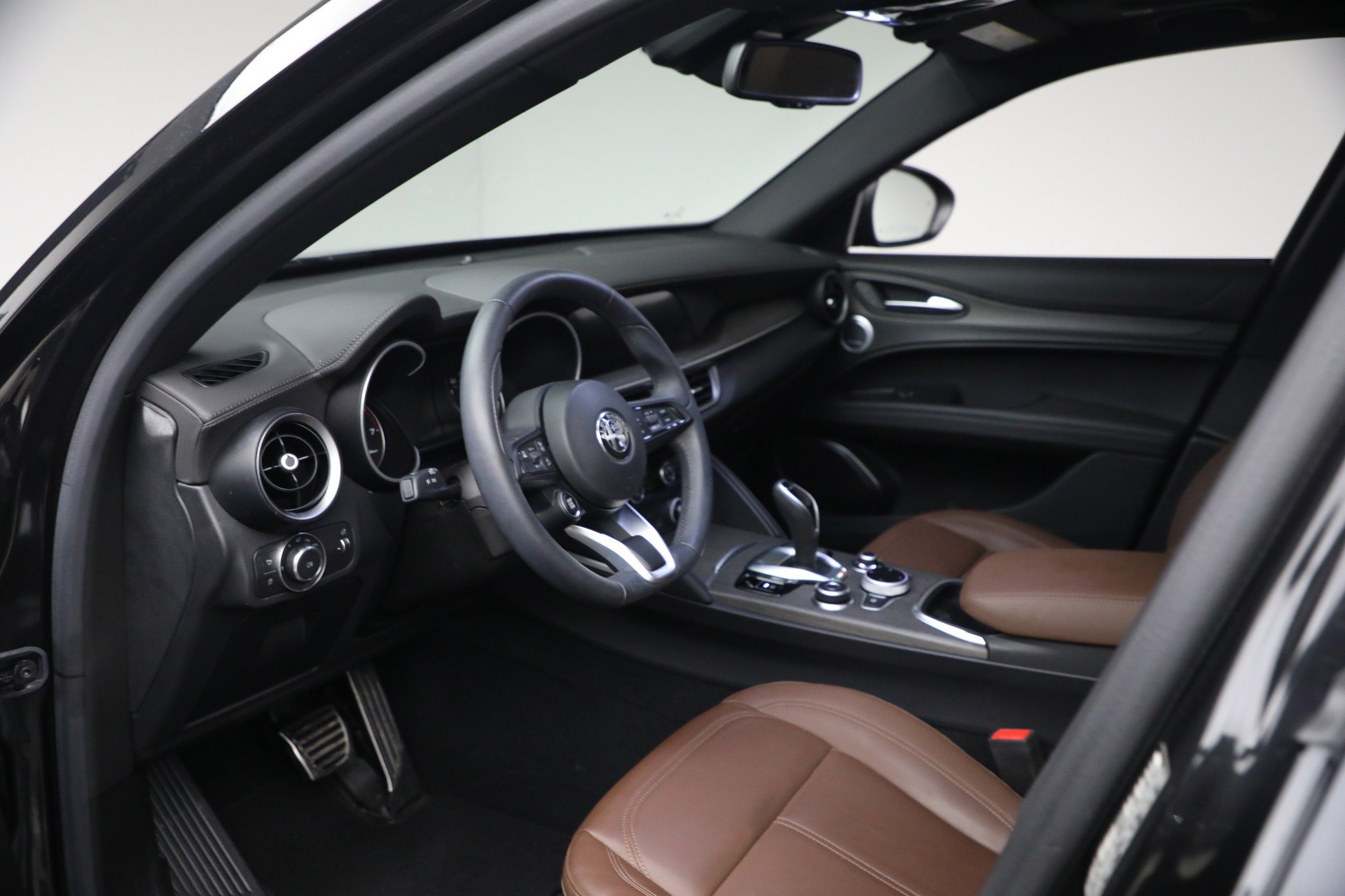 Used 2023 Alfa Romeo Stelvio Ti AWD/4WD image 17