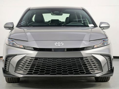 Used 2025 Toyota Camry SE w/ Convenience Package image 6