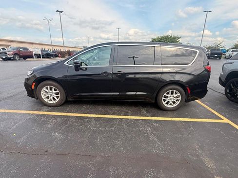 Used 2023 Chrysler Pacifica Touring-L FWD image 6