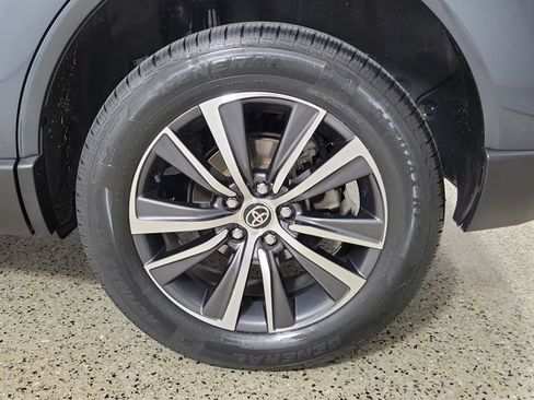 Used 2021 Toyota Venza LE AWD/4WD image 8