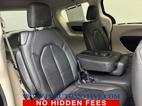 Used 2020 Chrysler Pacifica Touring-L FWD image 20