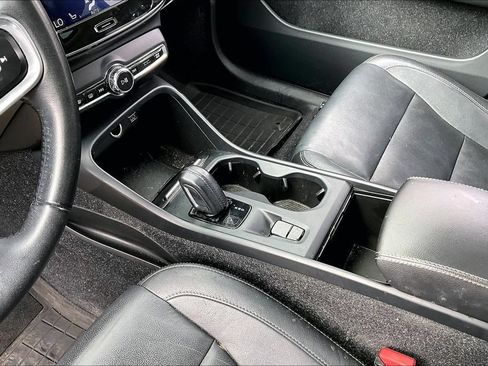 Used 2019 Volvo XC40 T5 Momentum AWD/4WD image 16