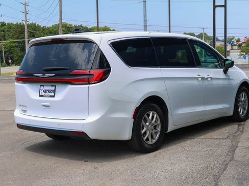 Used 2025 Chrysler Pacifica Select FWD image 3