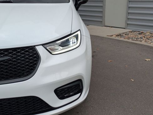 Used 2023 Chrysler Pacifica Limited w/ S Appearance Package image 9