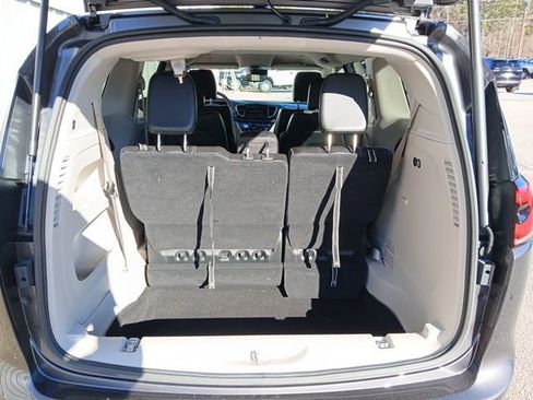 Used 2023 Chrysler Pacifica Touring-L image 9