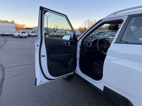 Used 2025 Hyundai Venue SEL FWD image 16