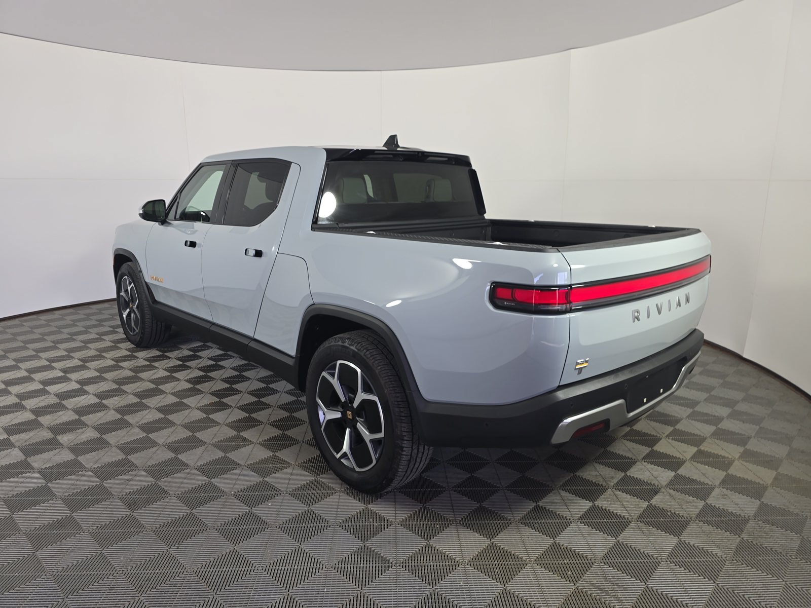 Used 2022 Rivian R1T Adventure AWD/4WD image 3