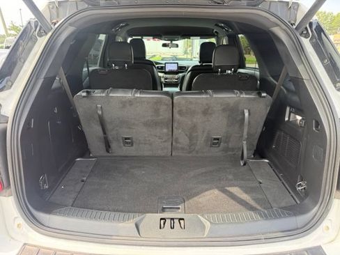Used 2020 Ford Explorer XLT w/ Equipment Group 202A AWD/4WD image 14