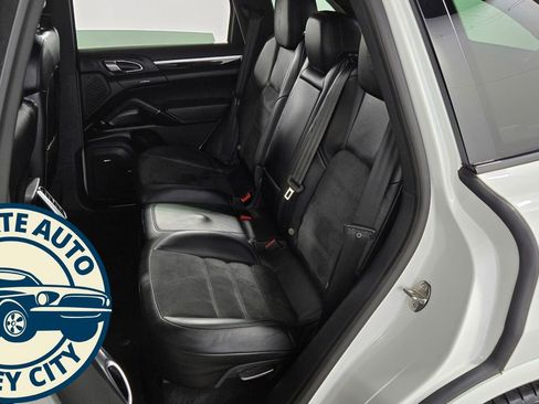 Used 2018 Porsche Cayenne Platinum Edition image 26