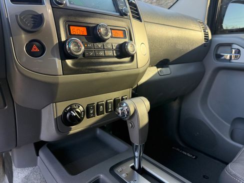 Used 2014 Nissan Frontier SL image 28