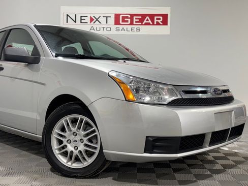 Used 2010 Ford Focus SE image 3