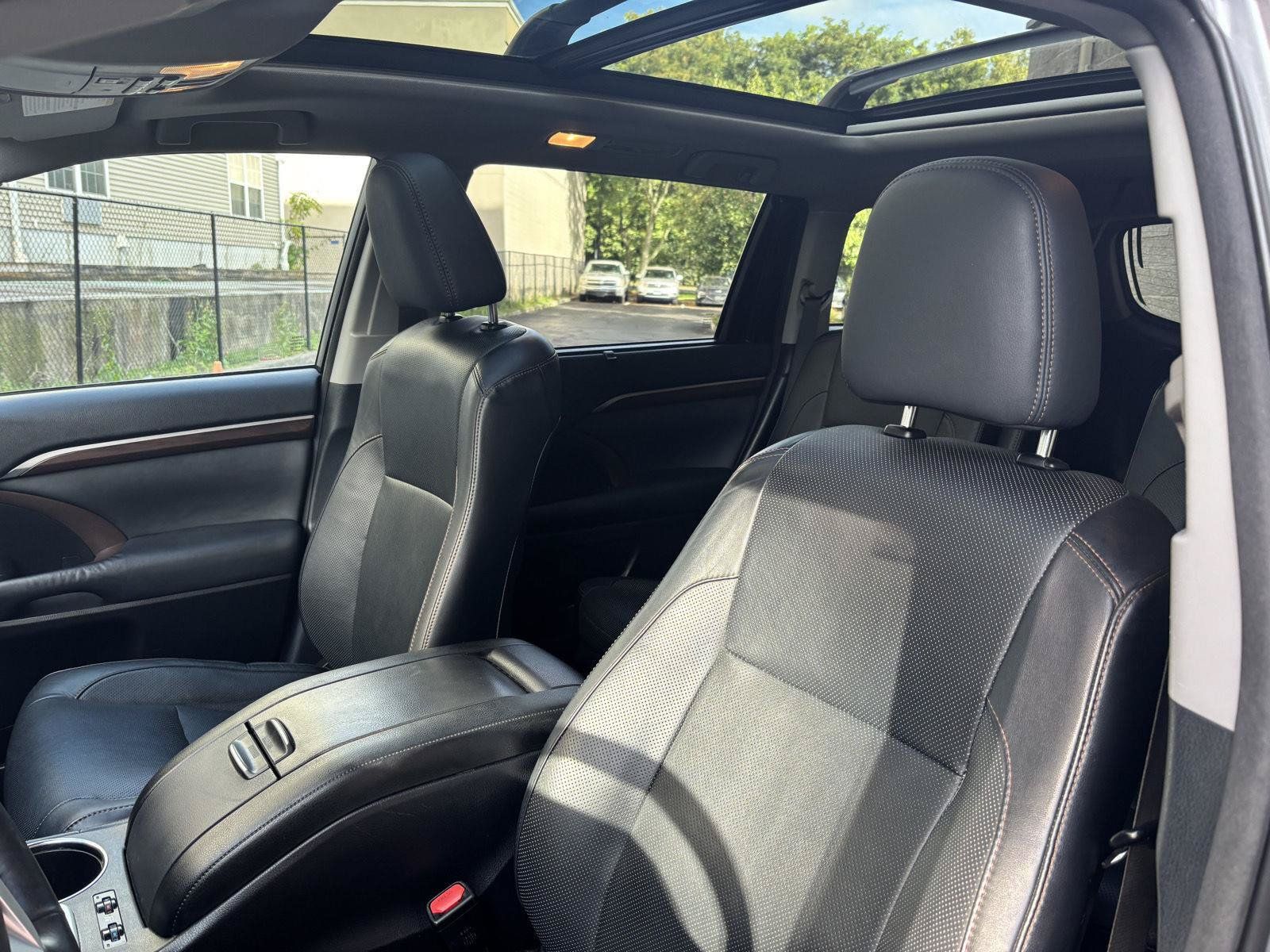 Used 2015 Toyota Highlander Limited Platinum AWD/4WD image 10