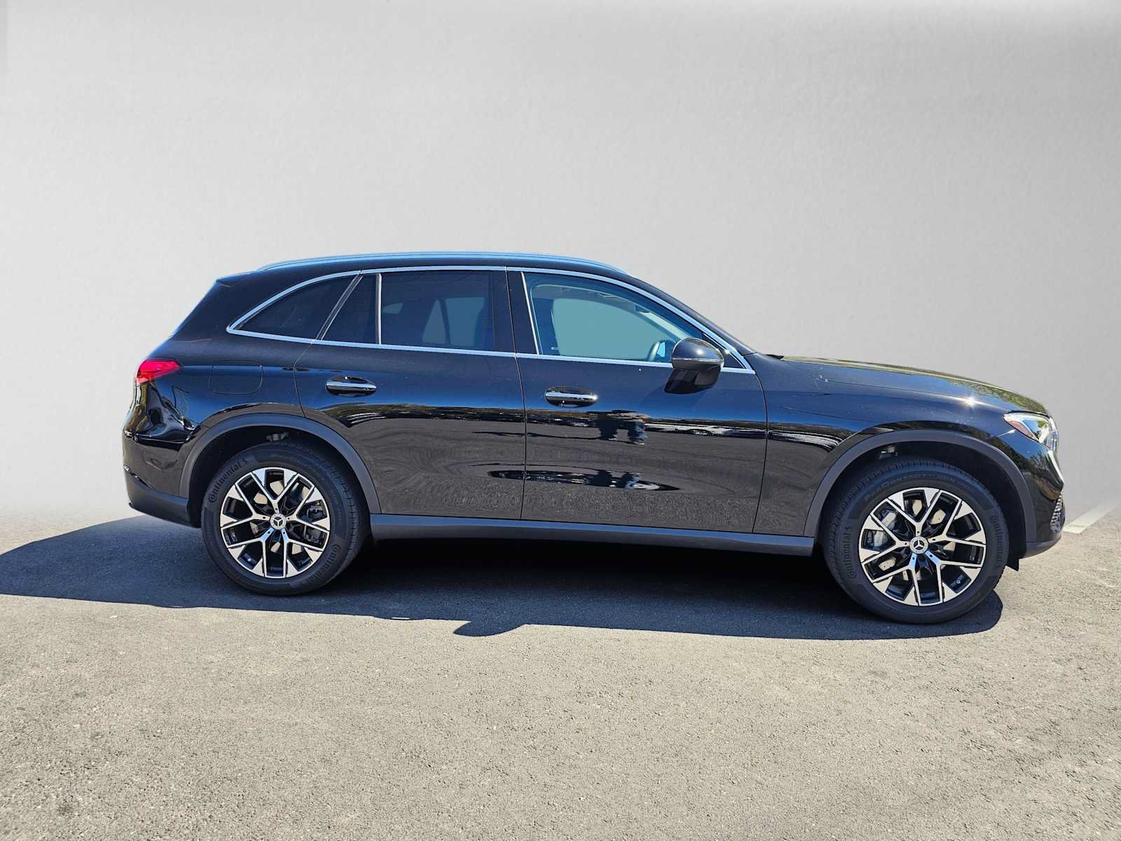 Used 2025 Mercedes-Benz GLC 350e 4MATIC image 2