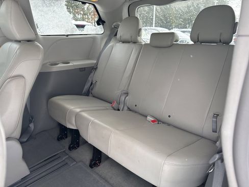 Used 2013 Toyota Sienna XLE image 21