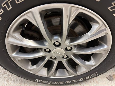 Used 2019 Jeep Cherokee Latitude Plus w/ Comfort/Convenience Group image 35