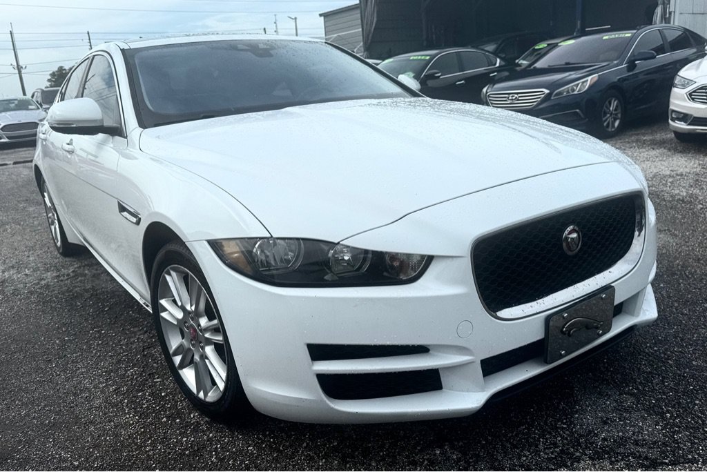 Used 2018 Jaguar XE Premium RWD image 5