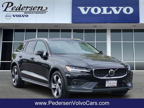 Certified 2024 Volvo V60 B5 Cross Country Plus AWD/4WD image 1