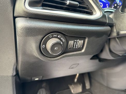 Used 2025 Chrysler Pacifica Select image 13