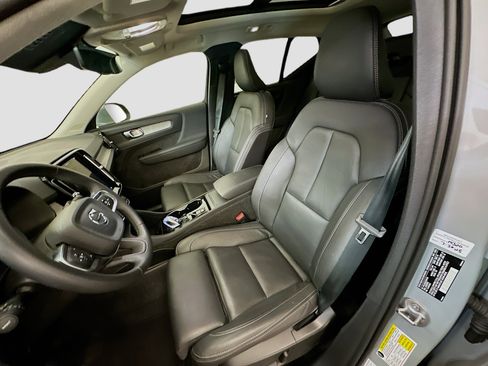 Used 2025 Volvo XC40 B5 Plus image 13