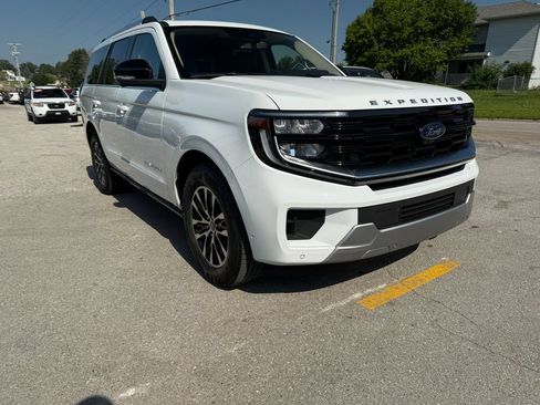 Used 2025 Ford Expedition Platinum AWD/4WD image 3