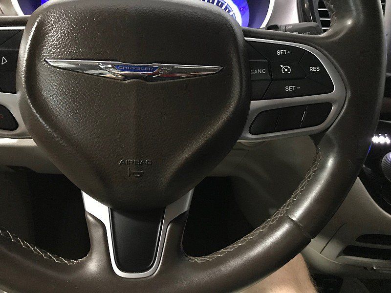 Used 2017 Chrysler Pacifica Touring-L FWD image 25
