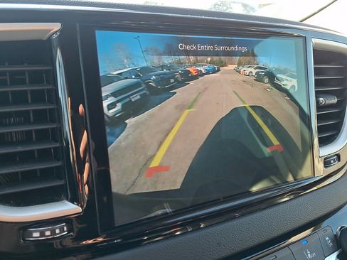 Used 2023 Chrysler Pacifica Touring-L image 26