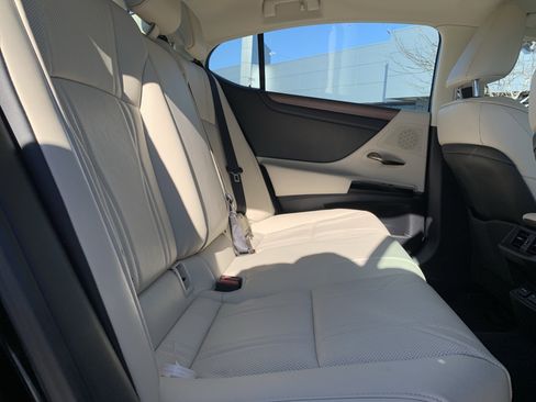 Certified 2025 Lexus ES 300h w/ Luxury Package image 33