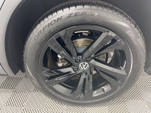 Used 2024 Volkswagen Tiguan SE R-Line AWD/4WD image 10