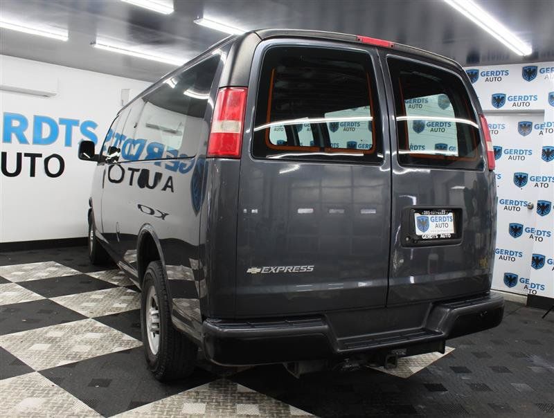 Used 2017 Chevrolet Express 3500 Extended RWD image 2